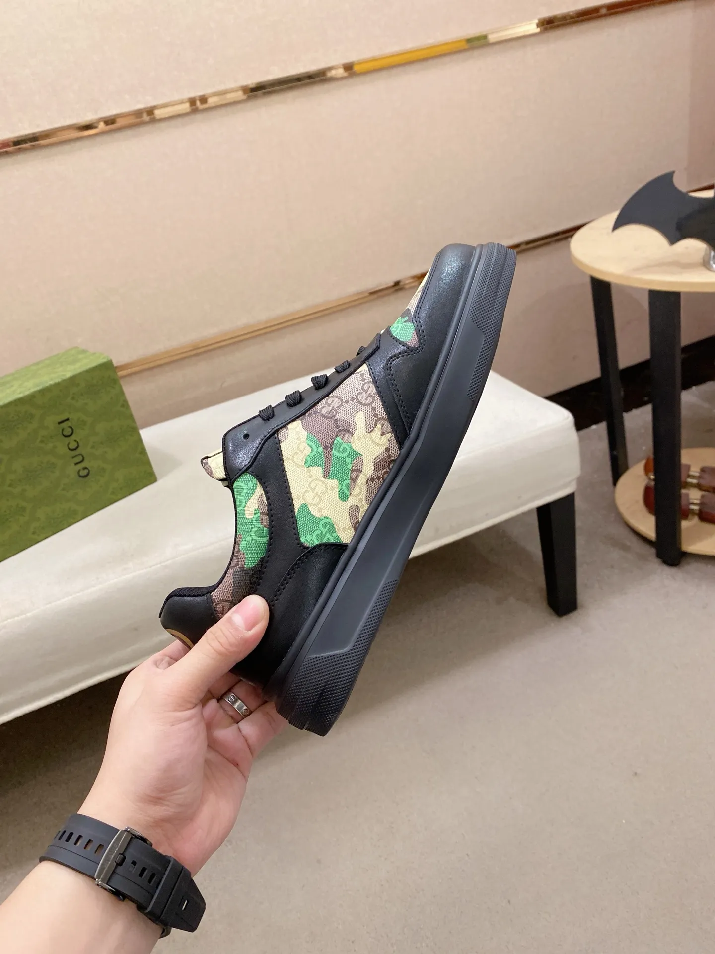 Ex-factory price 400💰【Gucci】Gucci men’s latest series of casual shoes! The official website is built 1:1. The upper is made of imported high-quality cowhide, and the lining is made of high-quality sheepskin, which is soft and comfortable. Picky selection of materials and exquisite workmanship give you the best enjoyment. Number of yards: 38-44 yards.
